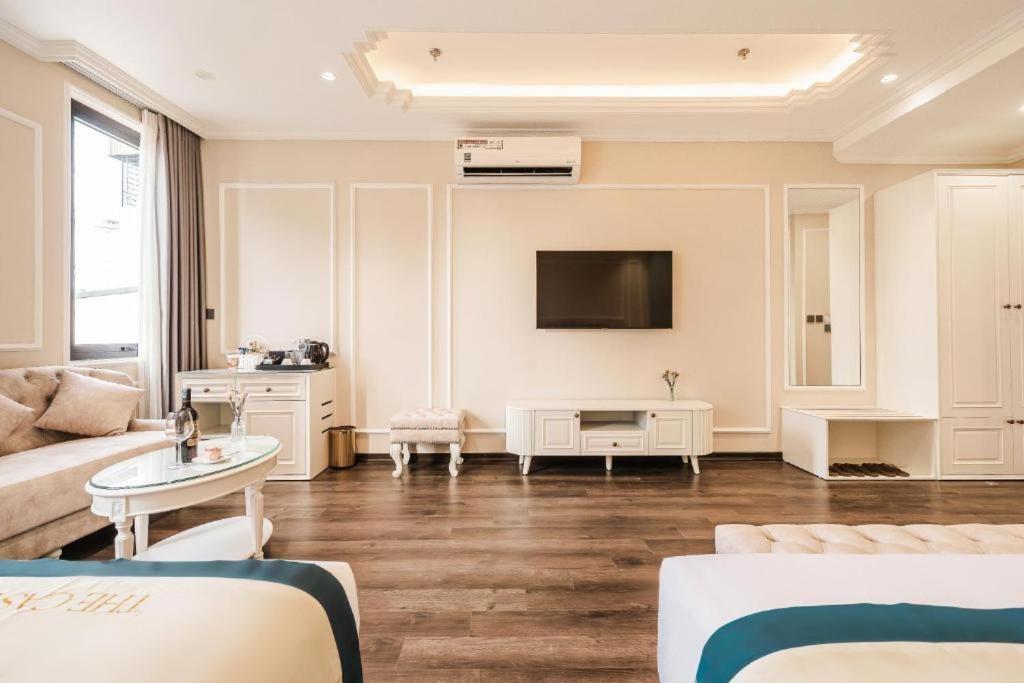 Long Bien Castle By Acc Hotel